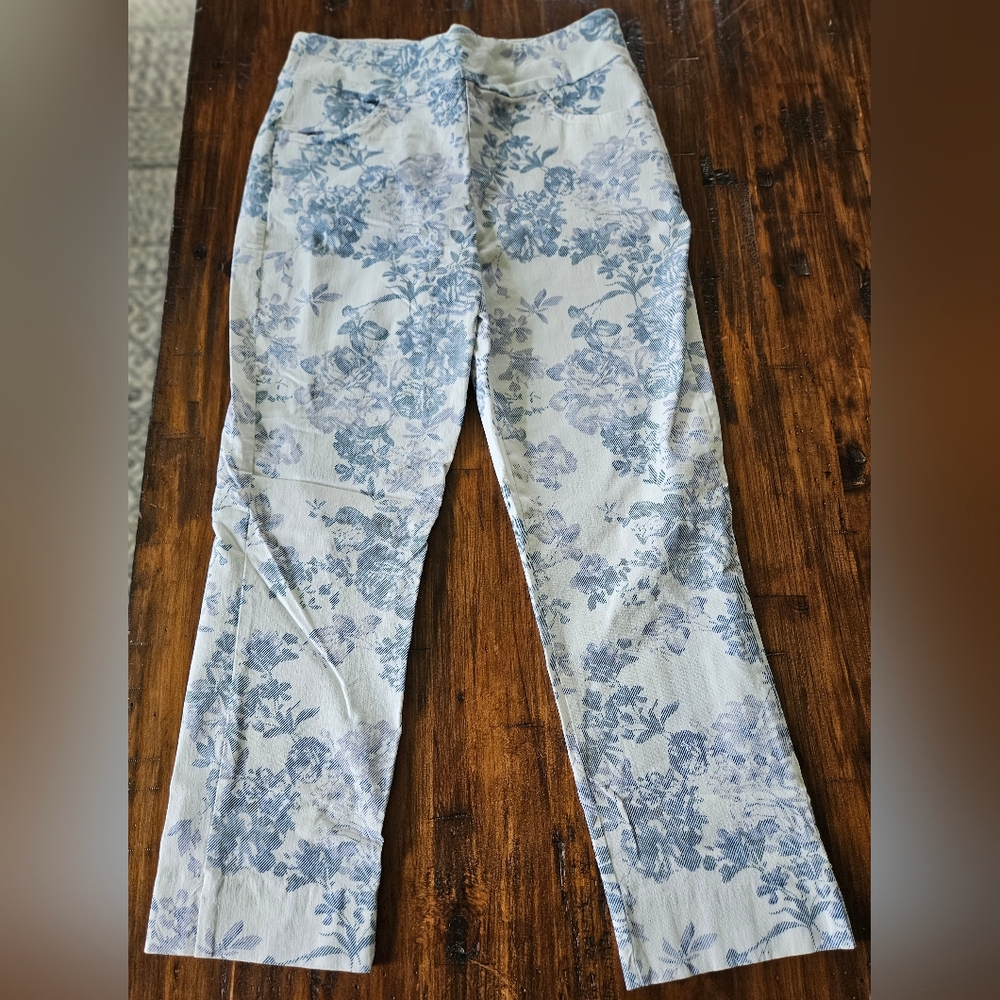 Jesse Floral/stretchy Crop Pant Size Medium